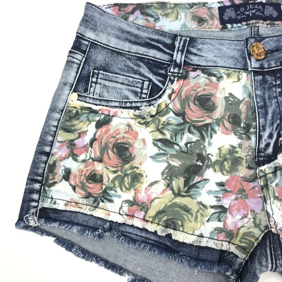 VO JEANS | Mossimo | Floral Accent Jean Shorts (2) - Picture 8 of 17